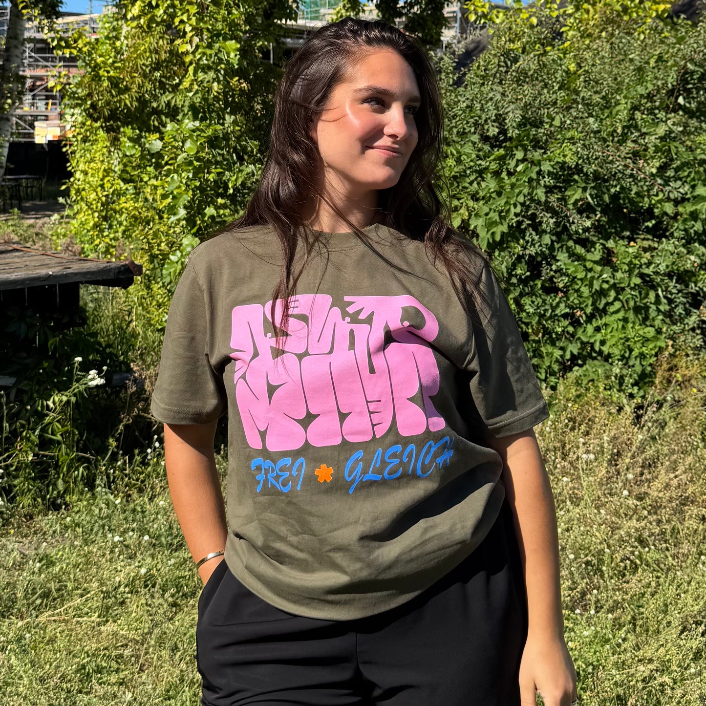 T-Shirt "Frei und Gleich" by Gabriel Holzner aus Bio-Baumwolle