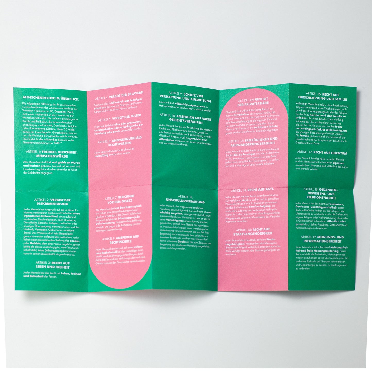 Faltblatt "Menschenrechte für die Hosentasche" aus Papier