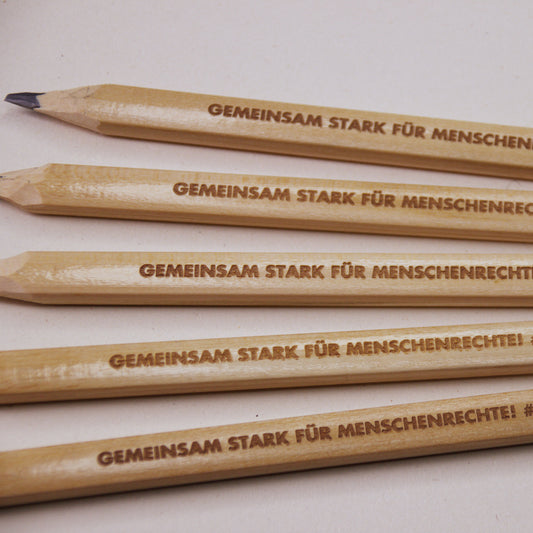 Zimmermannbleistift "Gemeinsam stark für Menschenrechte" aus Lindenholz (ungespitzt)