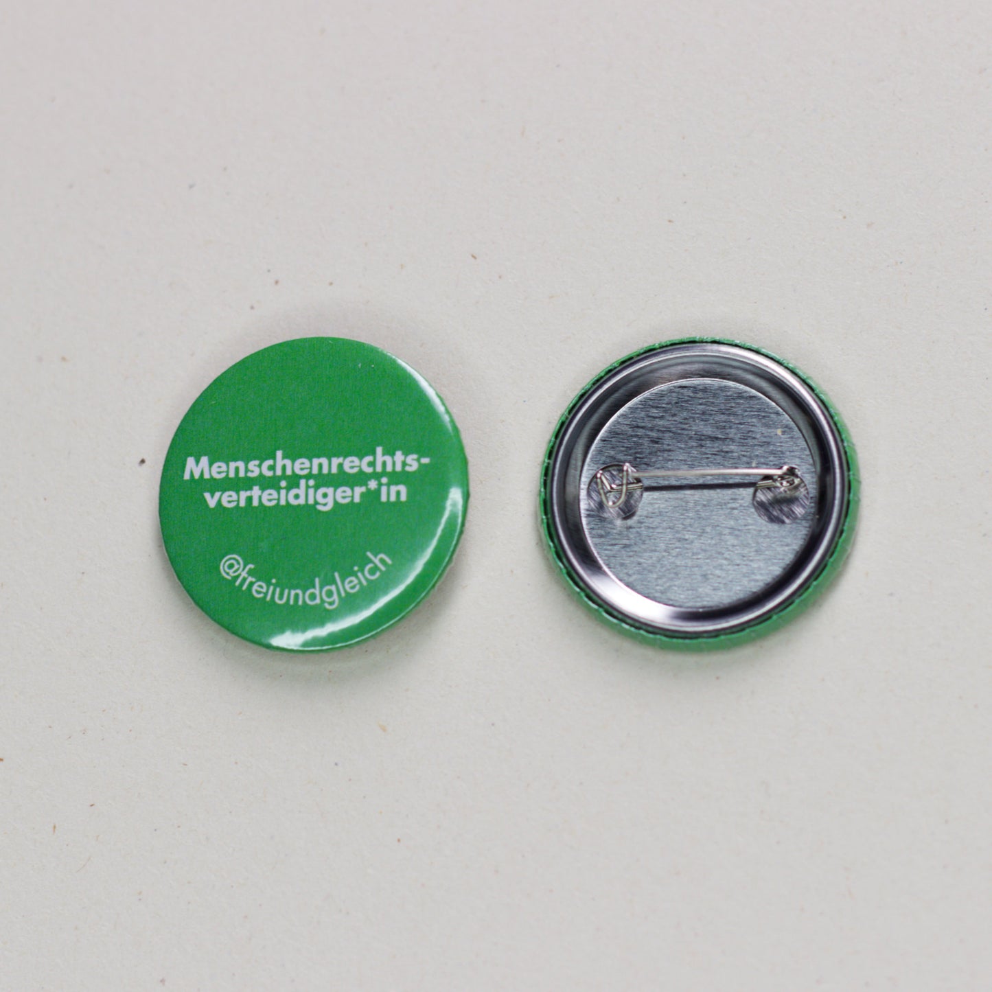 Button "Menschenrechts-Verteidiger:in" mit Anstecknadel aus Metall