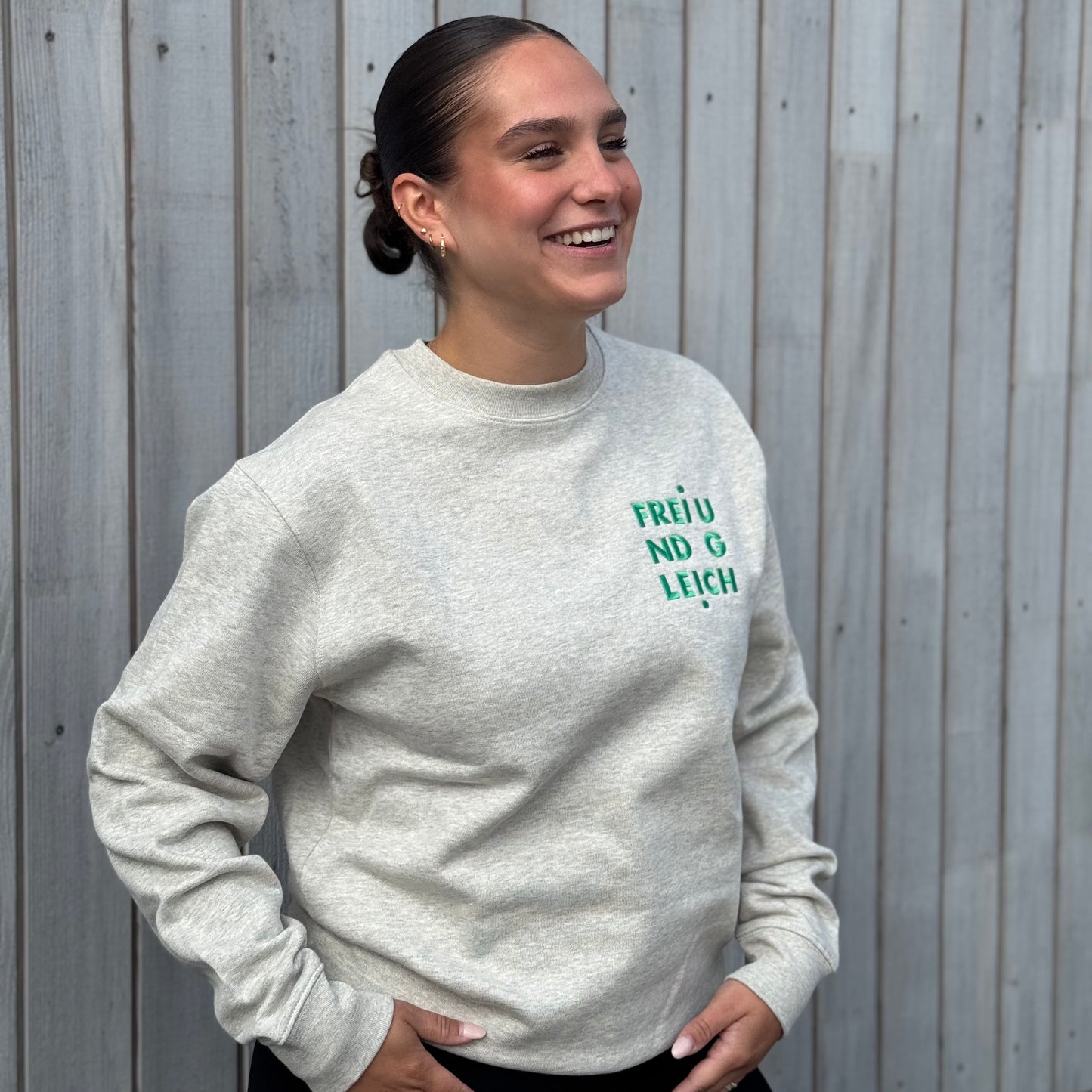 Sweatshirt "Frei und Gleich" aus Bio-Baumwolle in grau