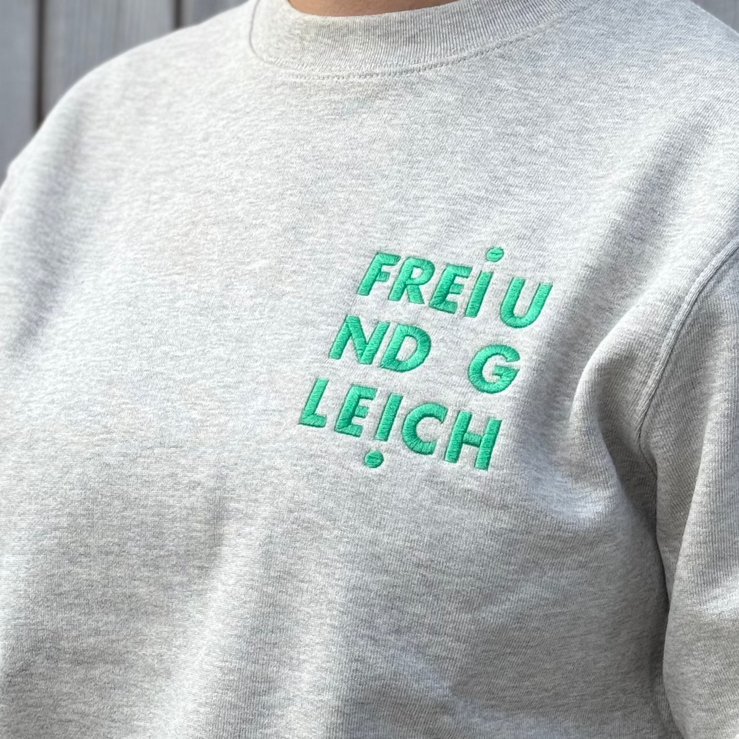Sweatshirt "Frei und Gleich" aus Bio-Baumwolle in grau