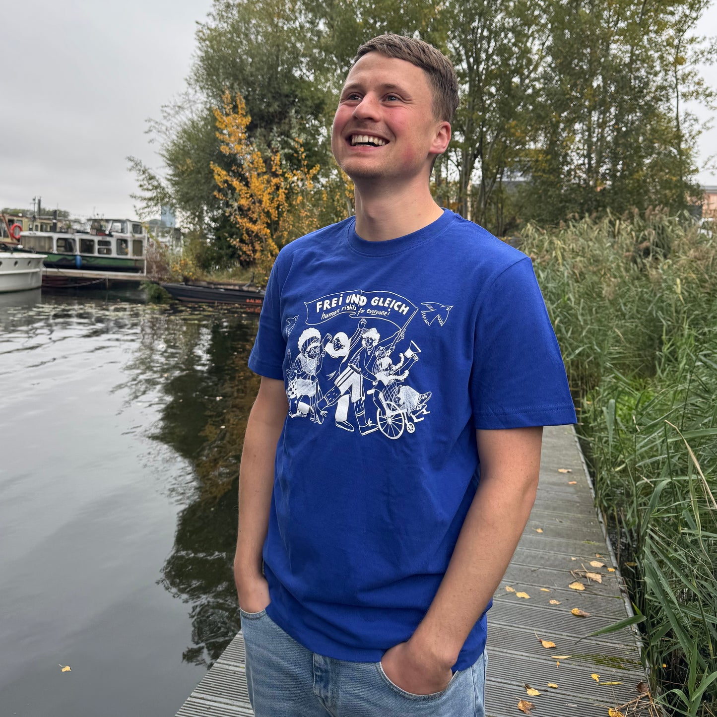 T-Shirt "Frei und Gleich" by Hiền Mai Vũ aus Bio-Baumwolle