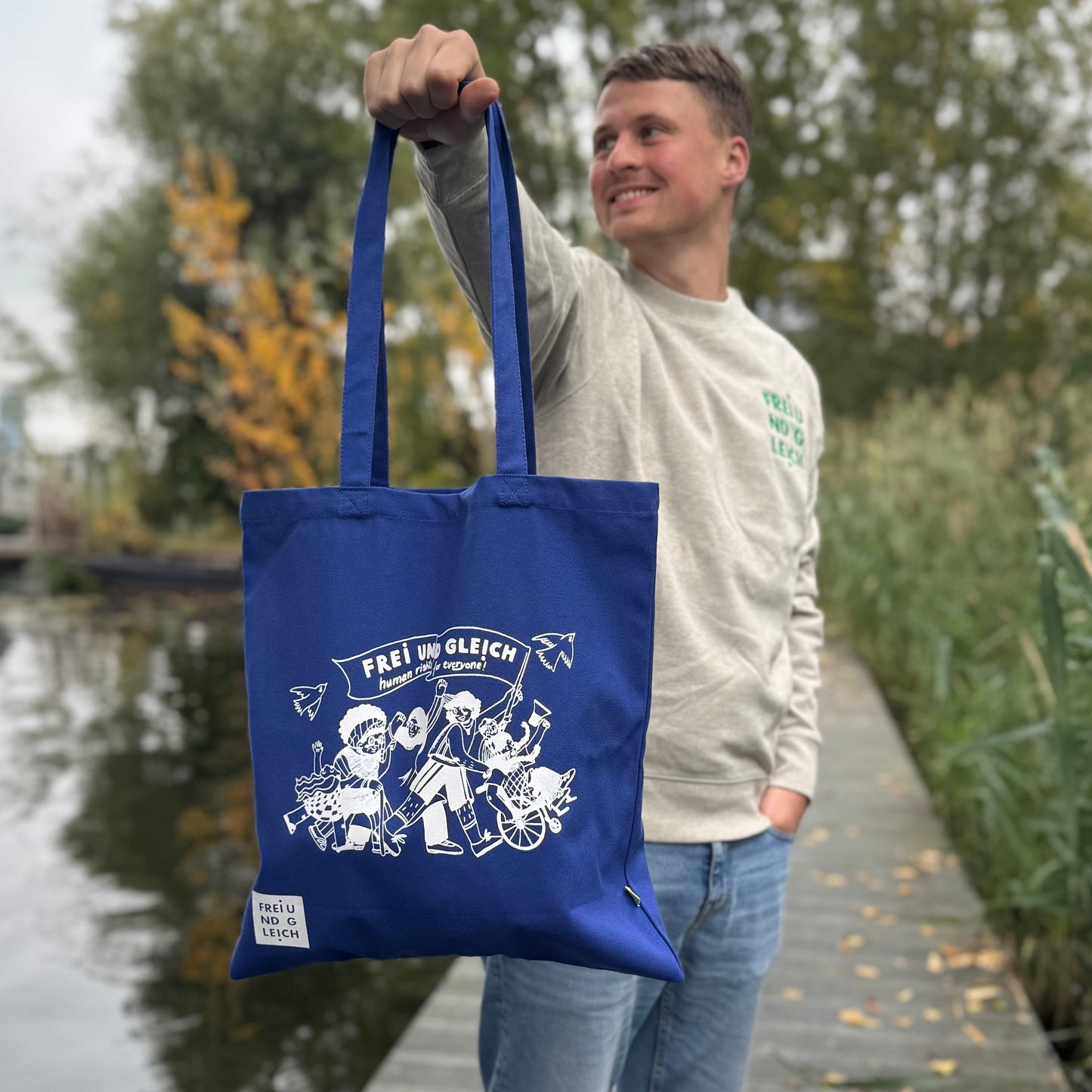 Jutebeutel "Frei und Gleich" by Hiền Mai Vũ aus Bio-Baumwolle