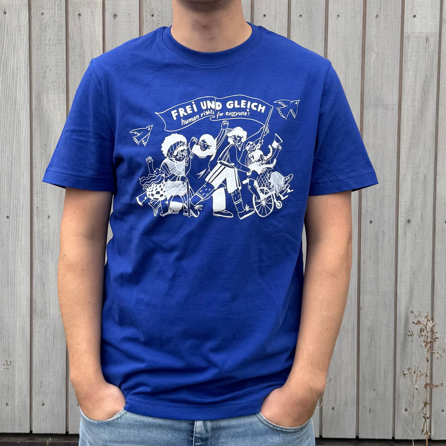 T-Shirt "Frei und Gleich" by Hiền Mai Vũ aus Bio-Baumwolle