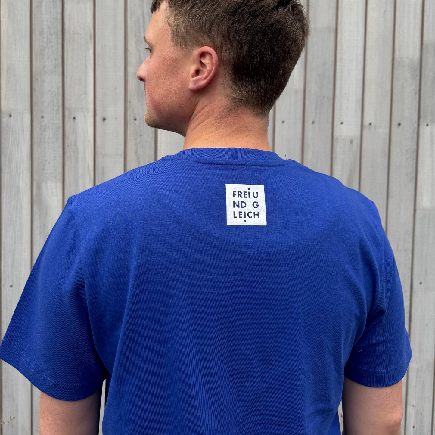 T-Shirt "Frei und Gleich" by Hiền Mai Vũ aus Bio-Baumwolle