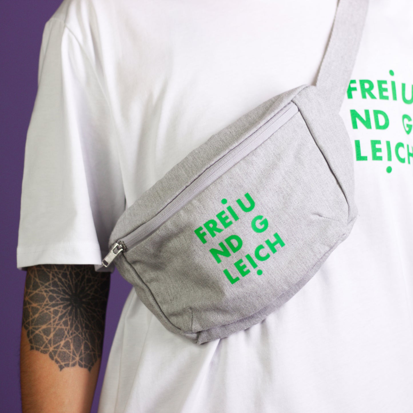 Bauchtasche "Menschenrechte weiter tragen" aus recycelter Baumwolle und recyceltem Polyester